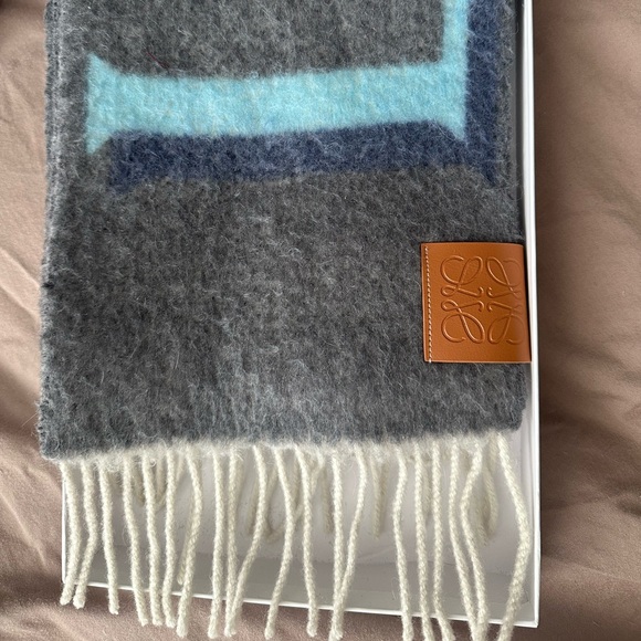 Loewe winter scarf. - Picture 3 of 4